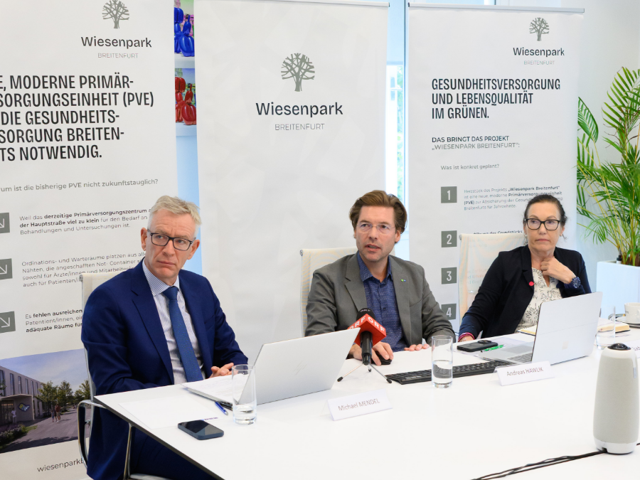 Drei Personen, die bei einer Pressekonferenz für den Wiesenpark Breitenfurt sprechen, einschließlich Andreas Hawlik, Michael Mendel und Elisabeth Babnik.
