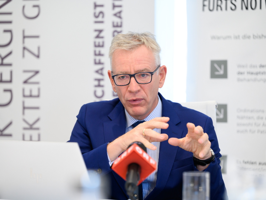 Michael Mendel der bei einer Pressekonferenz für den Wiesenpark Breitenfurt spricht.