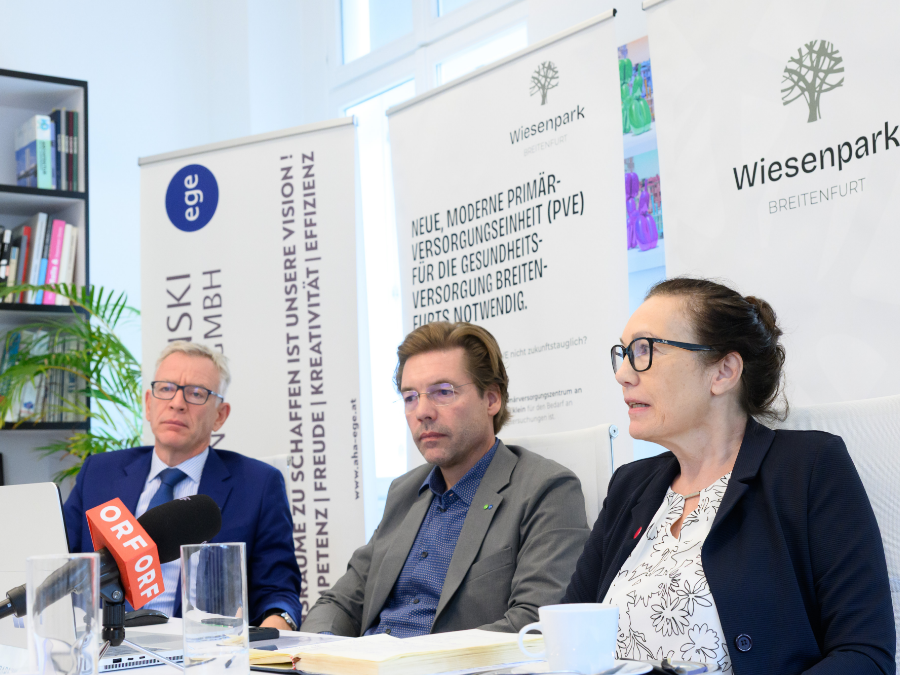 Drei Personen, die bei einer Pressekonferenz für den Wiesenpark Breitenfurt sprechen, einschließlich Andreas Hawlik, Michael Mendel und Elisabeth Babnik.