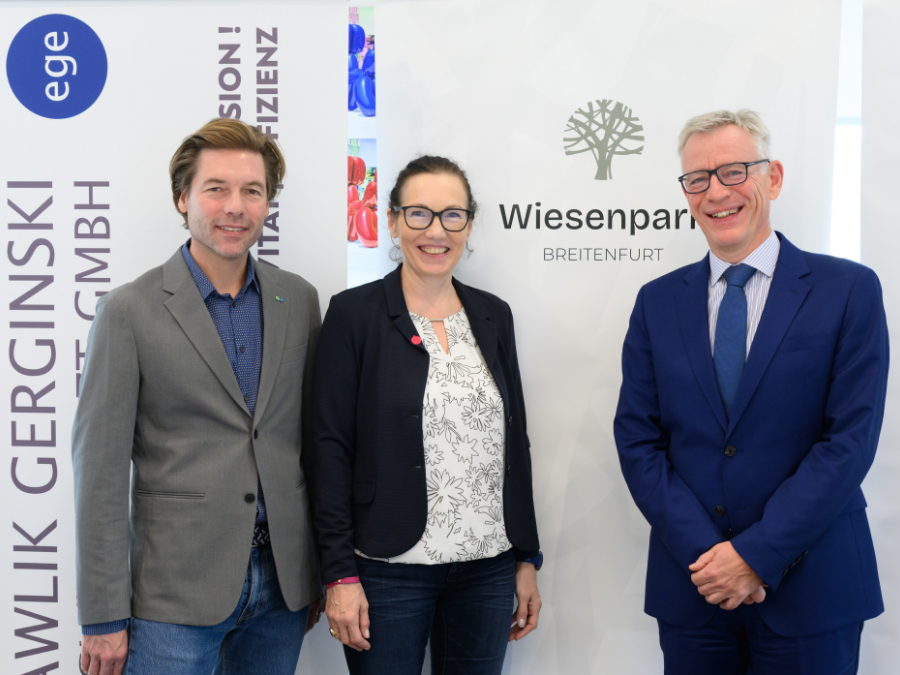 Drei Personen, die bei einer Pressekonferenz für den Wiesenpark Breitenfurt sprechen, einschließlich Andreas Hawlik, Michael Mendel und Elisabeth Babnik.